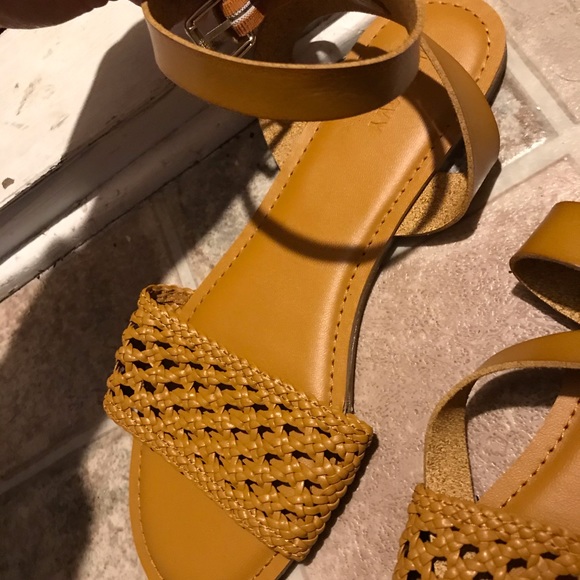 Old navy sandals - Picture 2 of 2